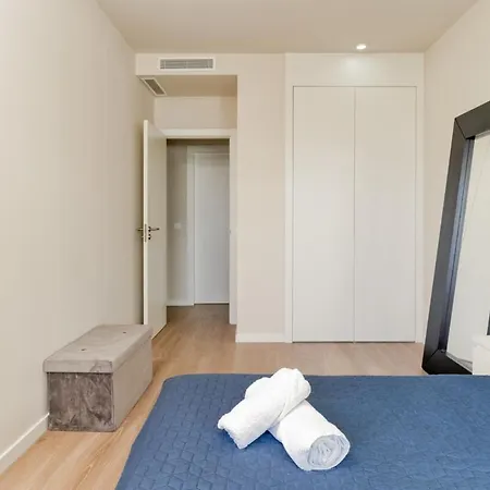 Modern With Terrace Εστεπόνα