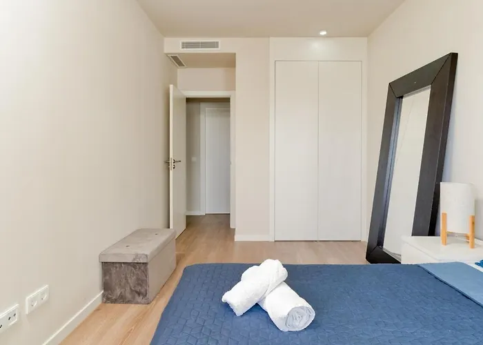 Modern With Terrace Εστεπόνα